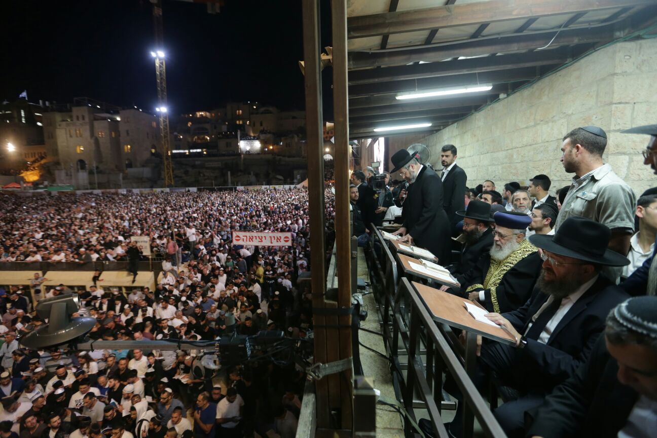 שעות לפני היום הקדוש בשנה: רבבות ביקשו סליחה בכותל