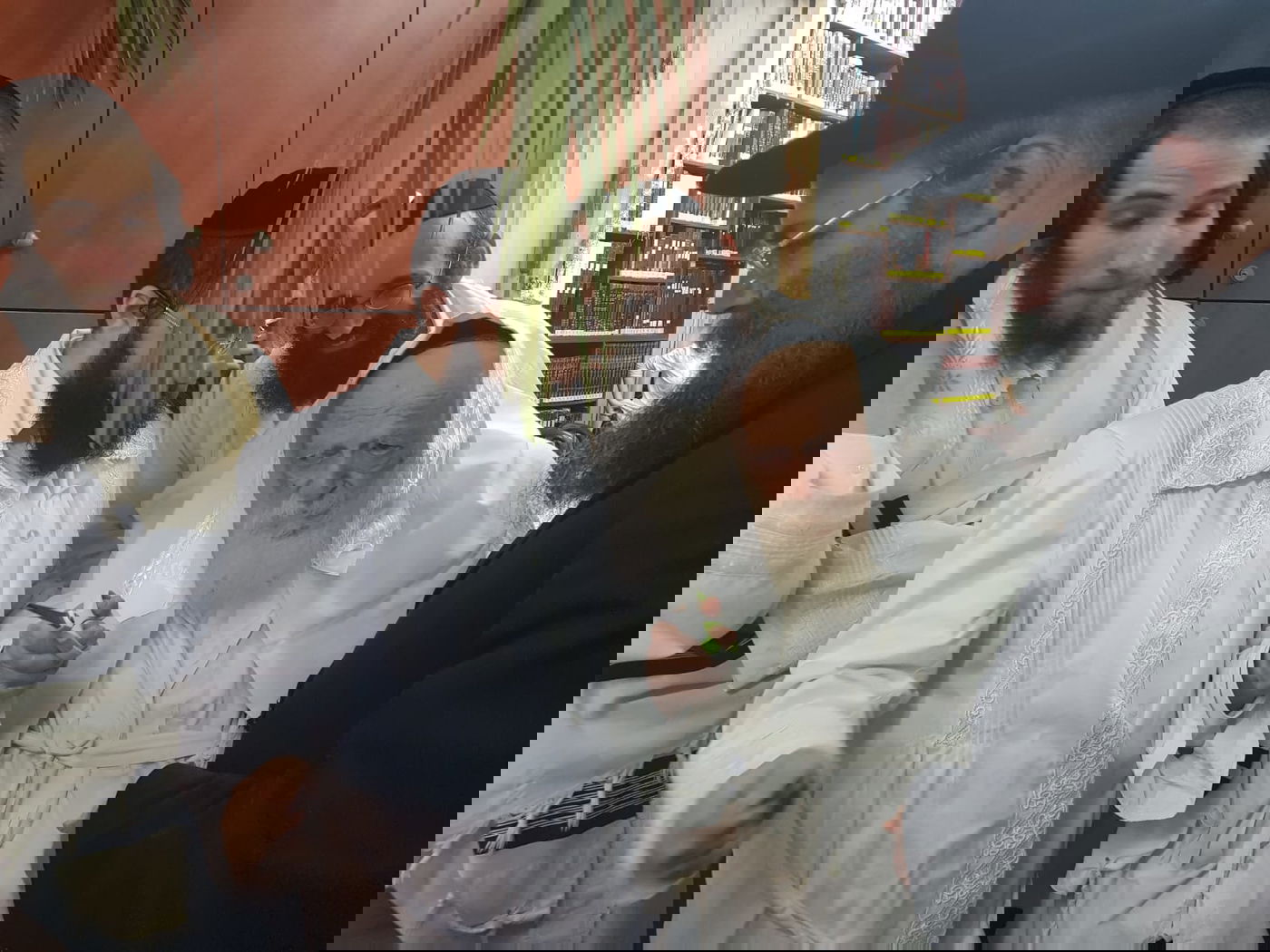 מוצאי כיפור: הגר"ח קנייבסקי סיכך את סוכתו. תיעוד