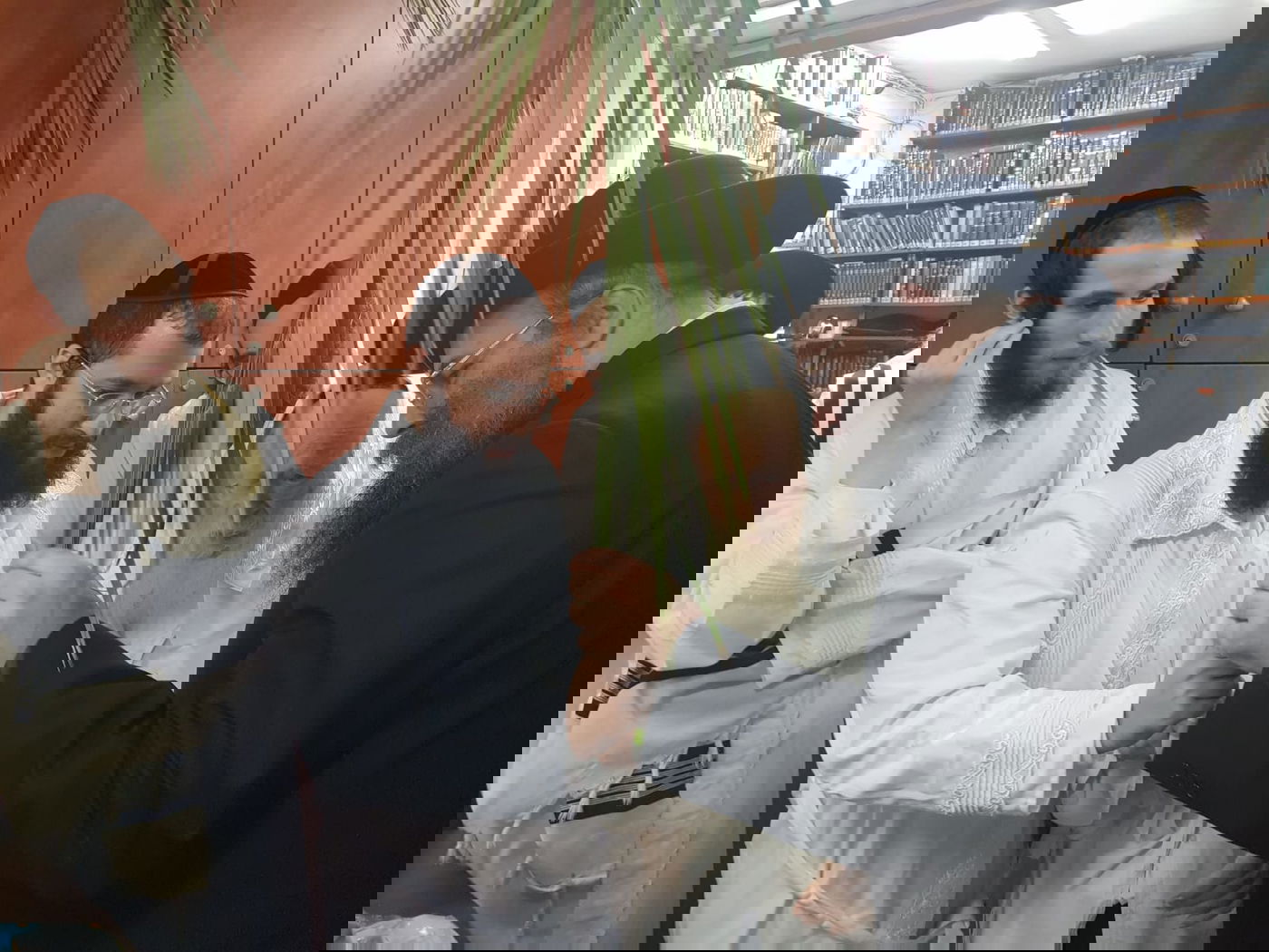 מוצאי כיפור: הגר"ח קנייבסקי סיכך את סוכתו. תיעוד