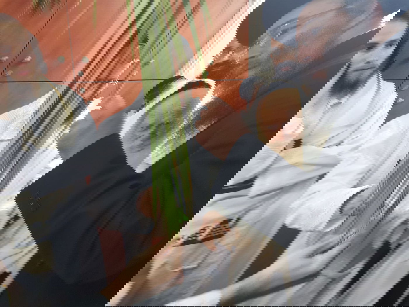 מוצאי כיפור: הגר"ח קנייבסקי סיכך את סוכתו. תיעוד