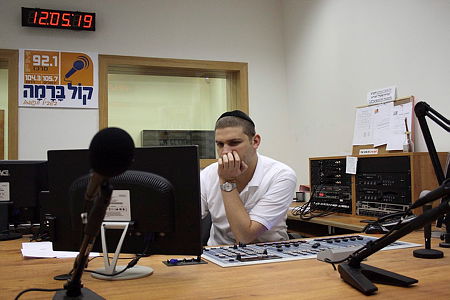 קול ברמה. למצולם אין קשר לכתבה