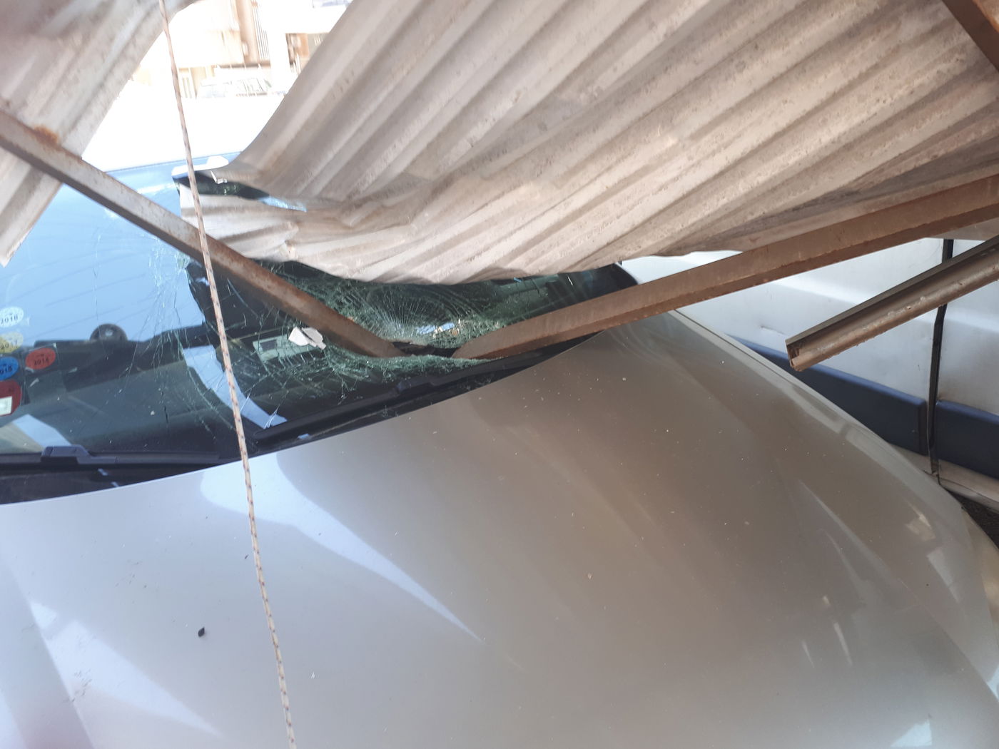 הגג של הסוכה קרס, האישה ברחה וניצלה