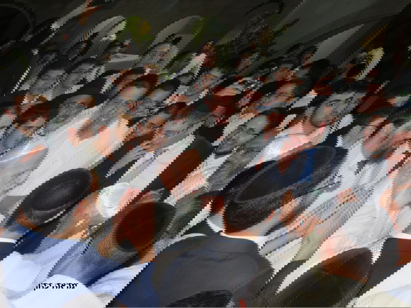 הגר"ש כהן והגר"ש בעדני בריקוד צאת כיפור