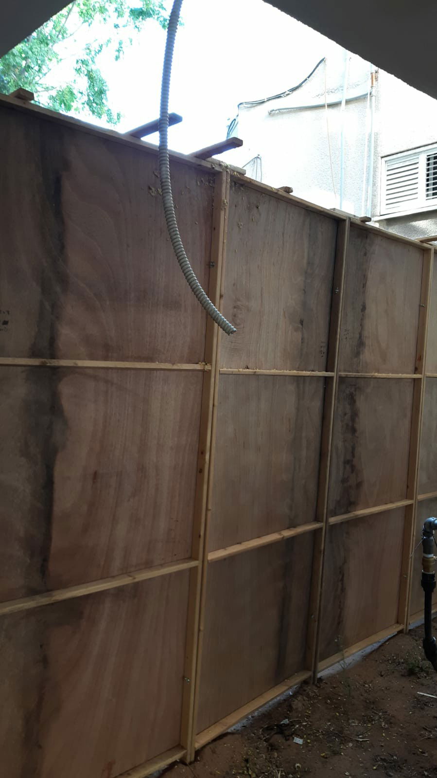 אוכל שנזרק על אחת הסוכות