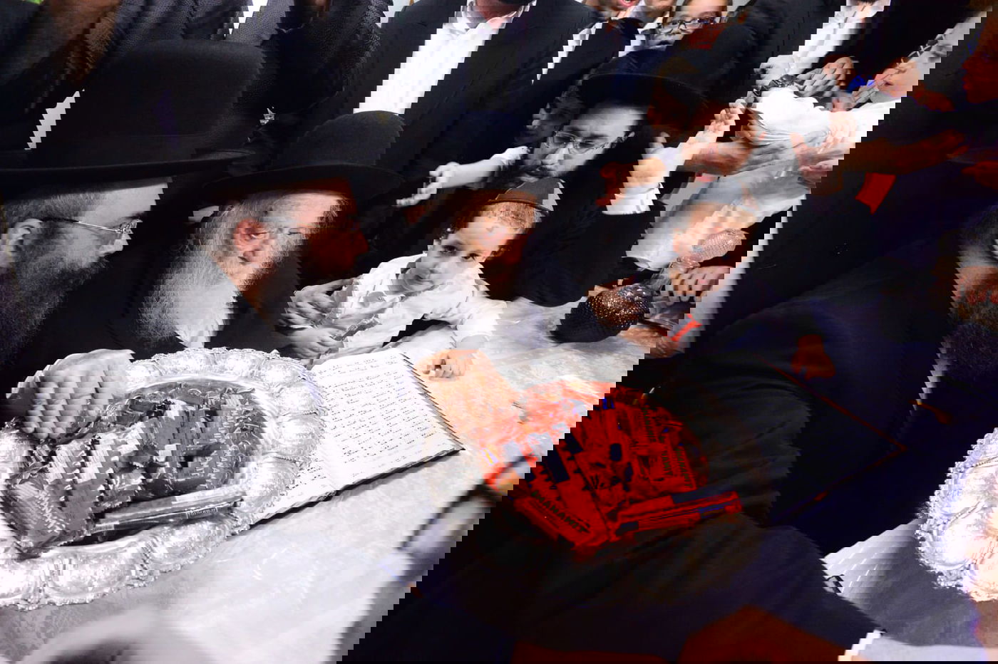 עם וופלים: שמחת החג אצל מרן הגר"ח קנייבסקי