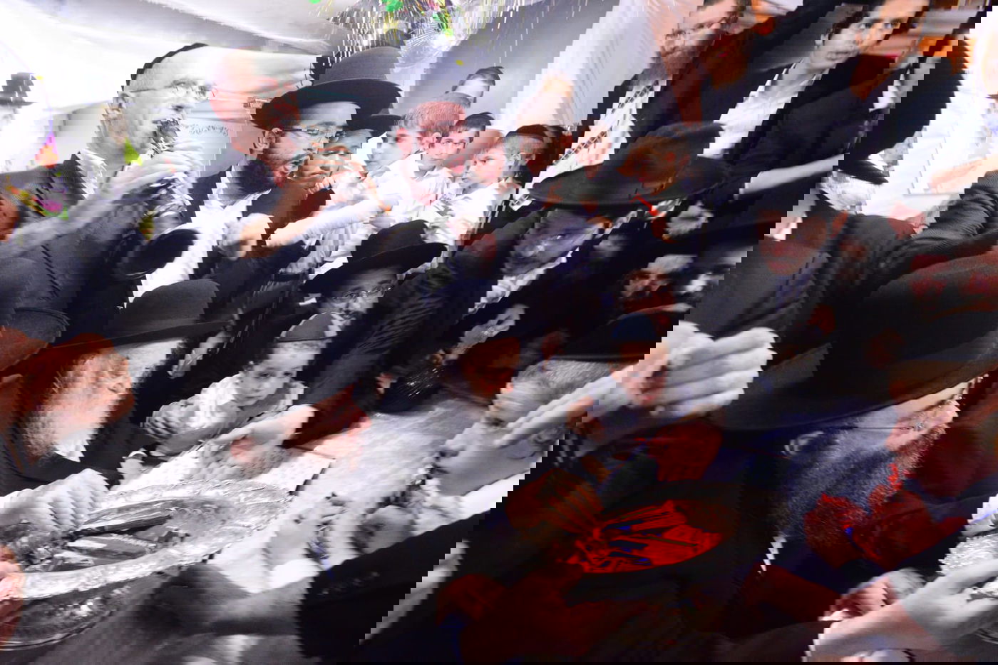 עם וופלים: שמחת החג אצל מרן הגר"ח קנייבסקי