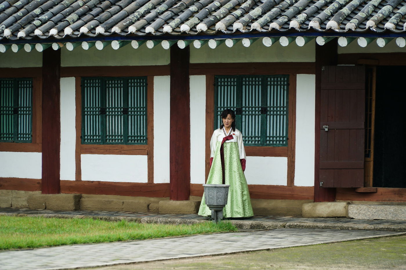 הצלם החרדי ביקר בחשאי בצפון קוריאה - וחטף מכות. צפו