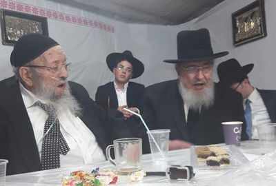 הגרב"מ אזרחי ביקר בסוכת המשגיח של מיר