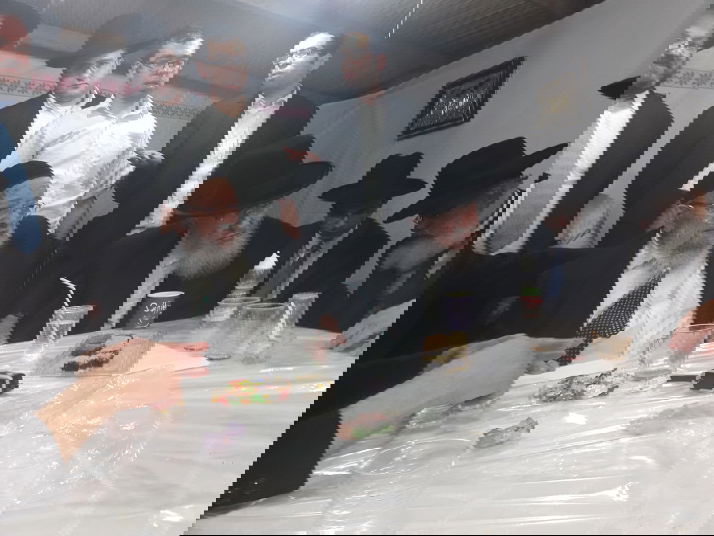 הגרב"מ אזרחי ביקר בסוכת המשגיח של מיר