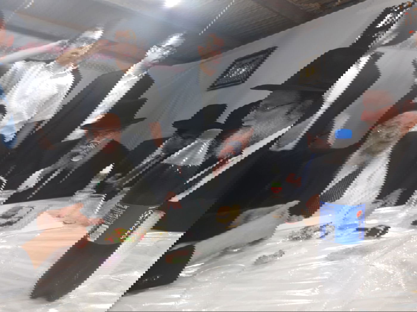 הגרב"מ אזרחי ביקר בסוכת המשגיח של מיר