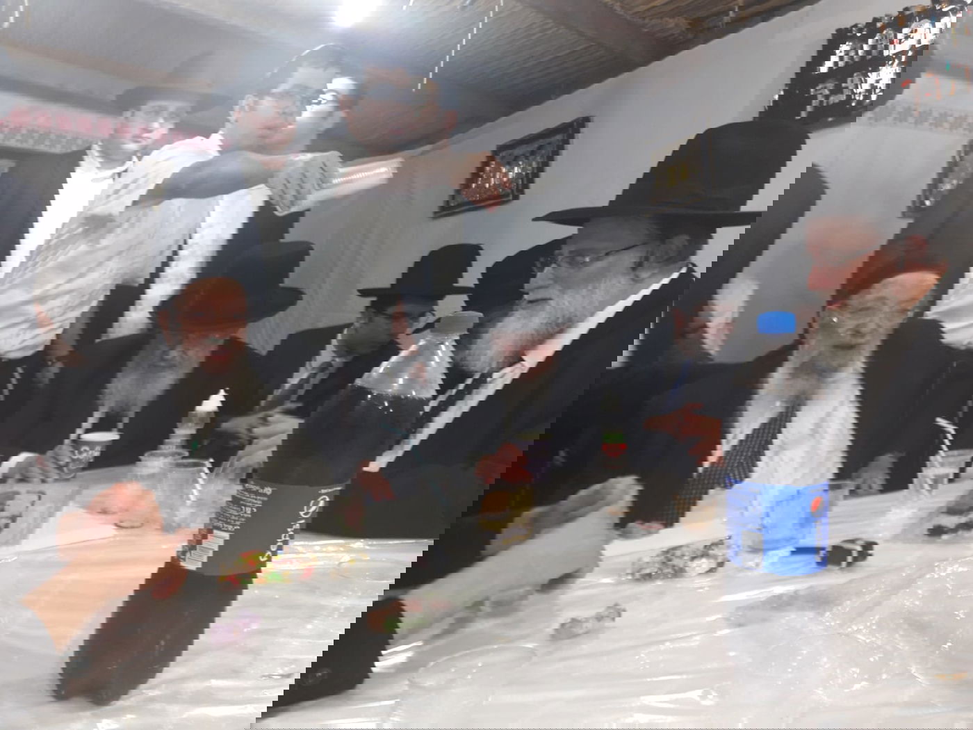 הגרב"מ אזרחי ביקר בסוכת המשגיח של מיר