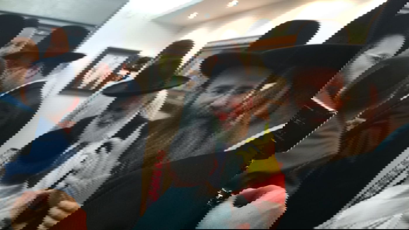 הרב יהושע צביון מראה את האתרוג לגרי"מ דרוק