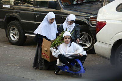 צפו: ילדים ב"לבוש חגיגי" מוכרים הדסים