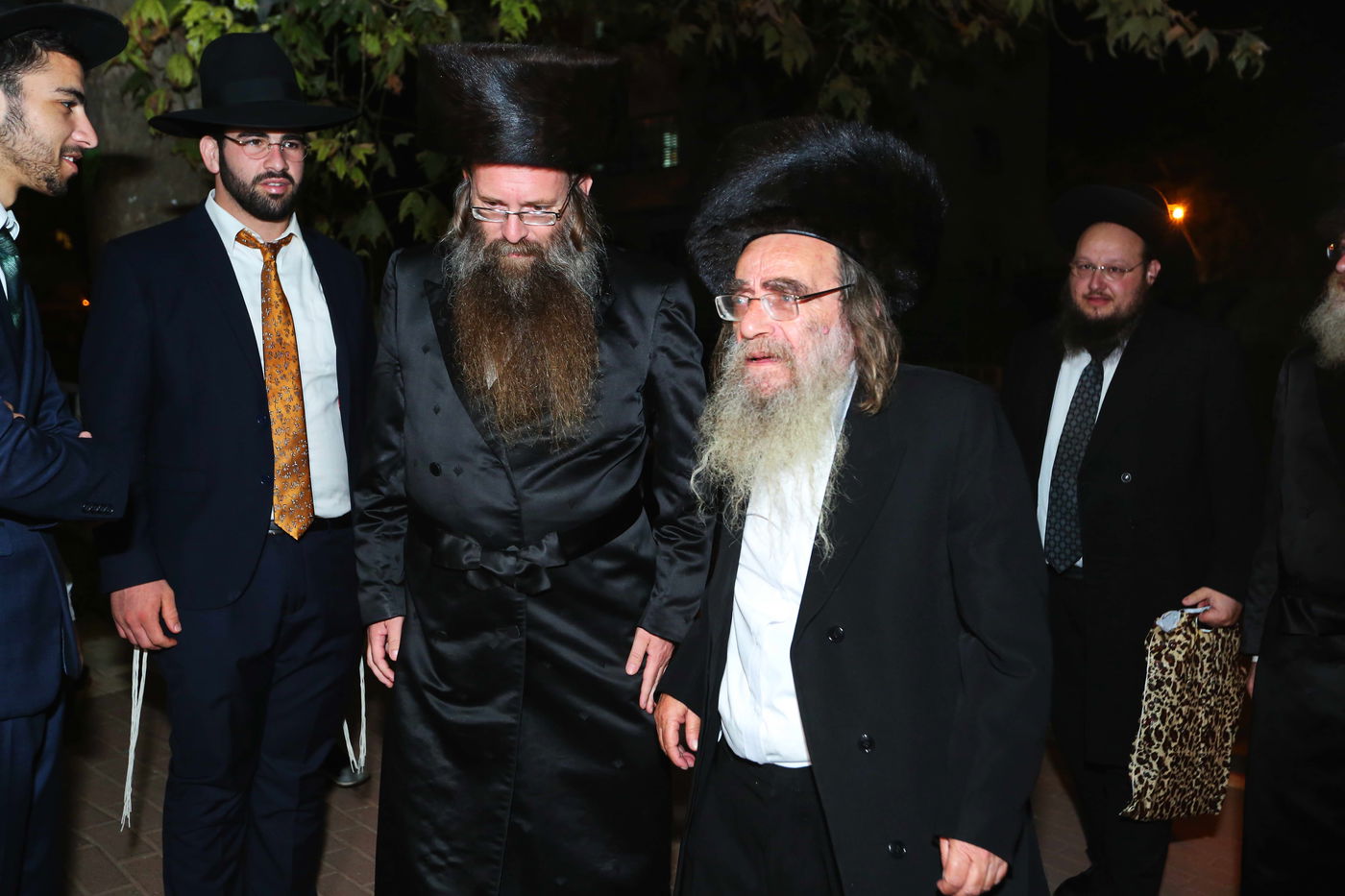 קביעת מזוזות בבית הכנסת של 'הפלג' בבית שמש