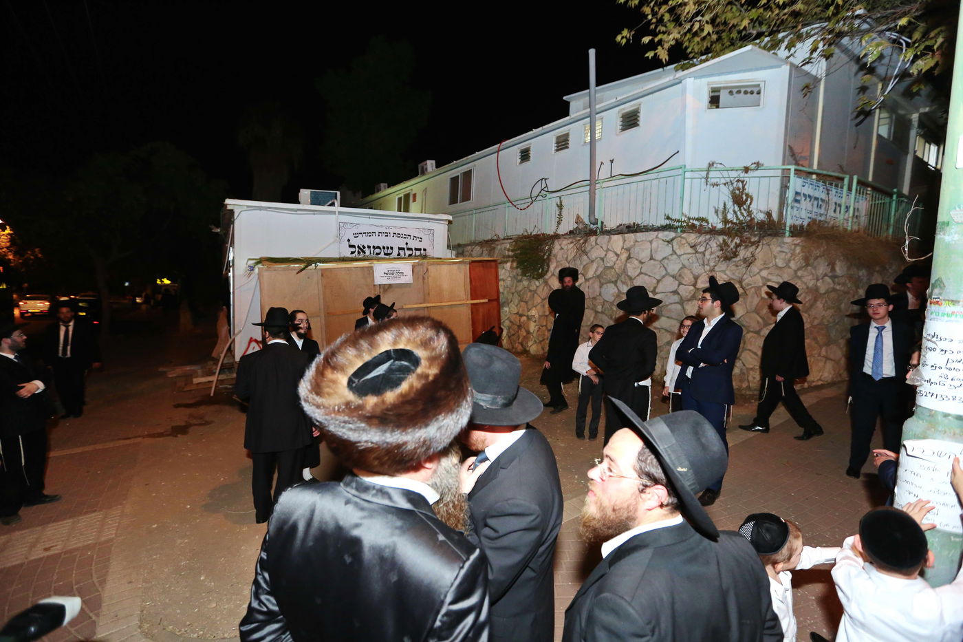 קביעת מזוזות בבית הכנסת של 'הפלג' בבית שמש