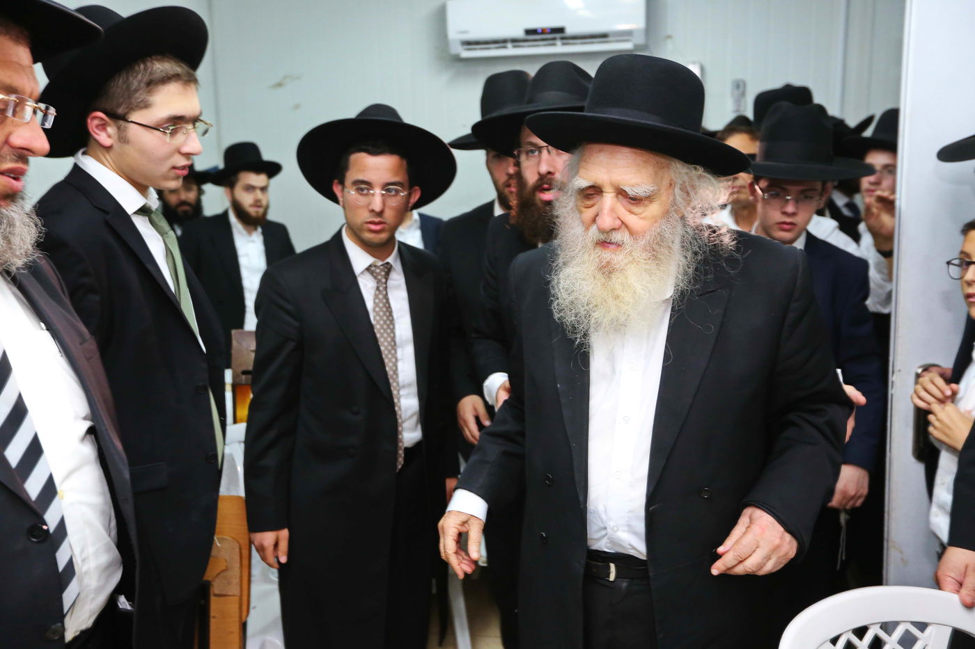 קביעת מזוזות בבית הכנסת של 'הפלג' בבית שמש