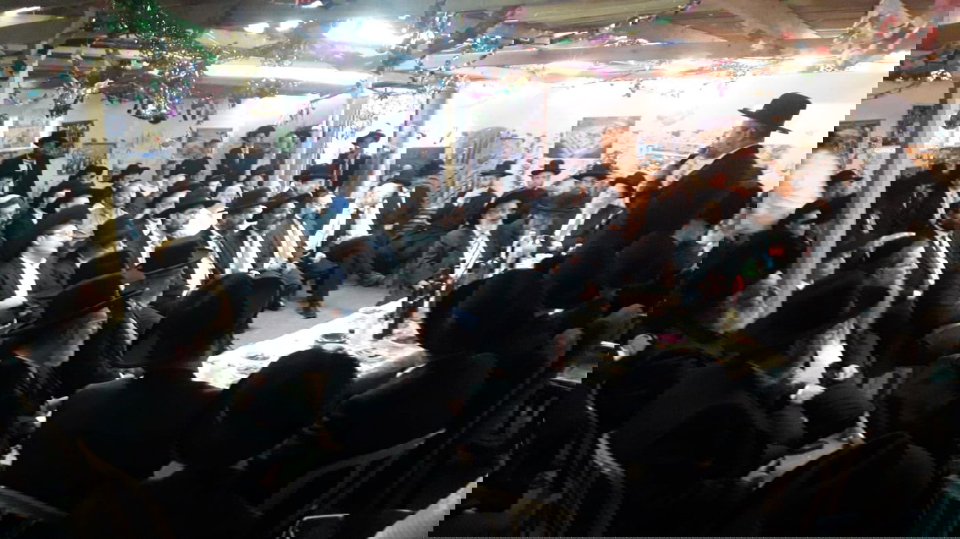 עשרות דיינים ואישי ציבור בסוכת נשיא בית הדין הגר"ד לאו