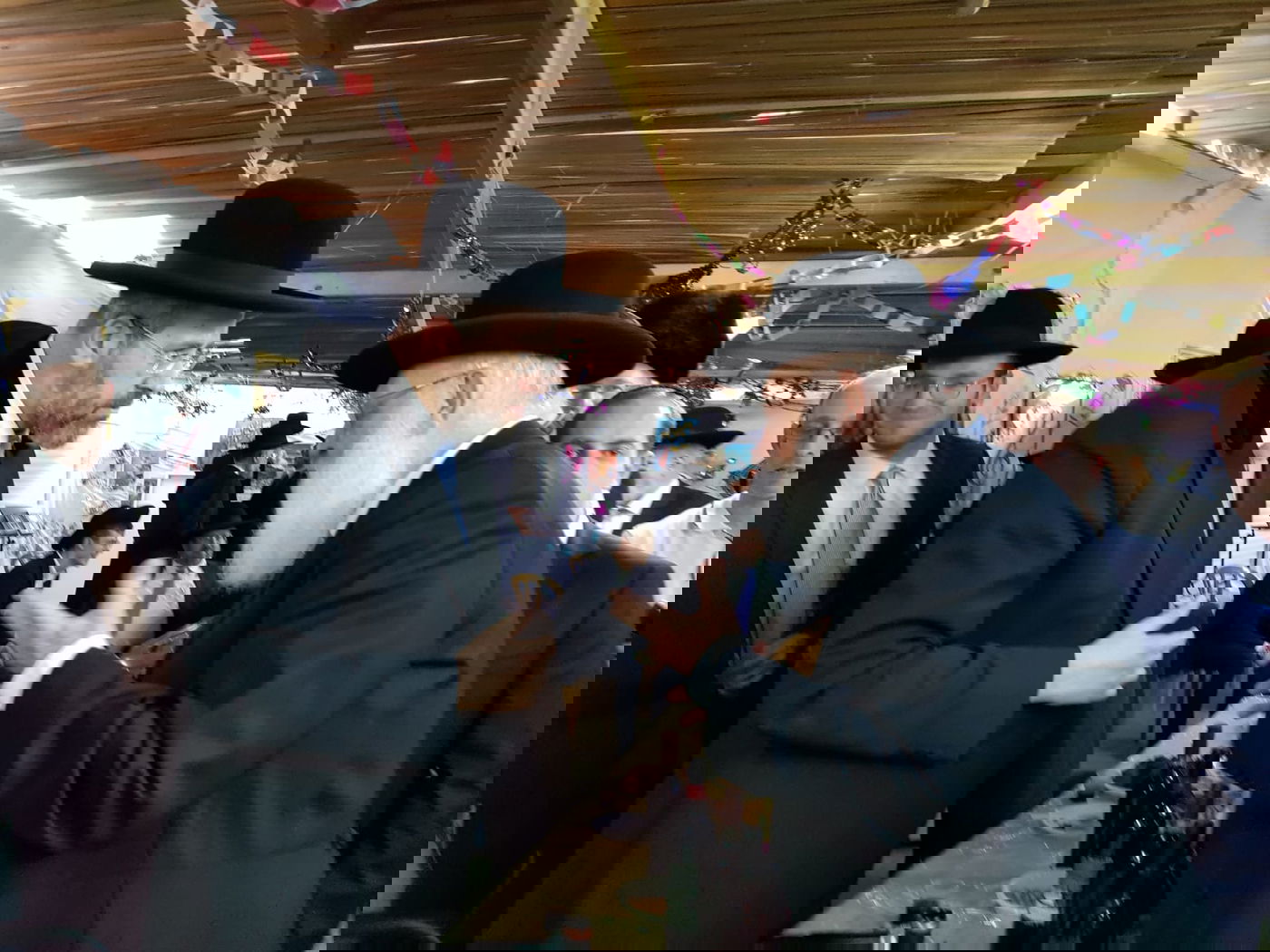 עשרות דיינים ואישי ציבור בסוכת נשיא בית הדין הגר"ד לאו