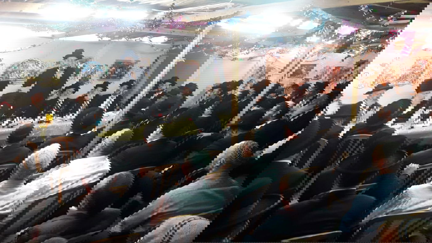 עשרות דיינים ואישי ציבור בסוכת נשיא בית הדין הגר"ד לאו