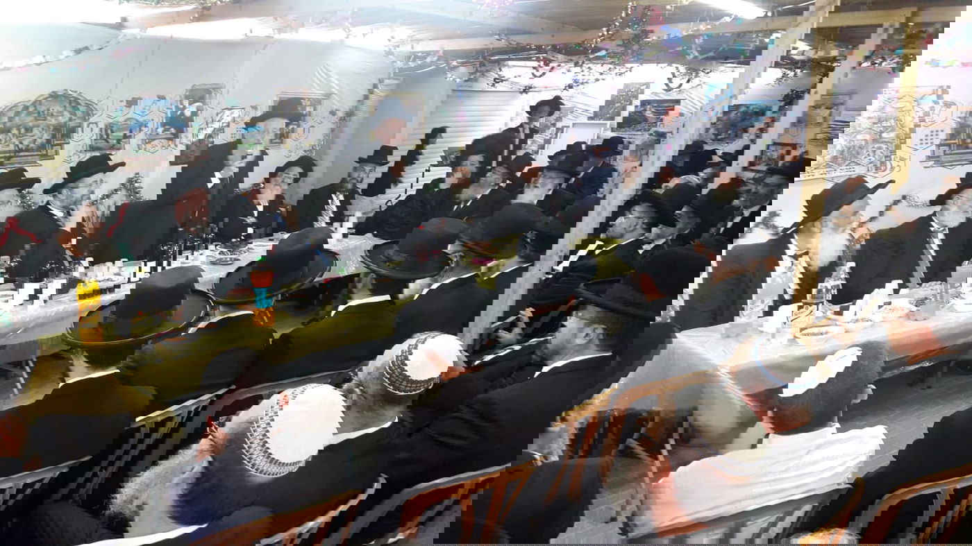 עשרות דיינים ואישי ציבור בסוכת נשיא בית הדין הגר"ד לאו