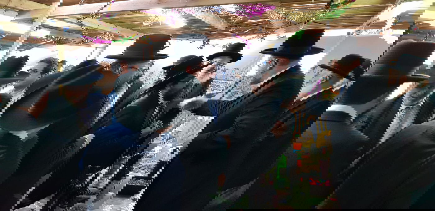 עשרות דיינים ואישי ציבור בסוכת נשיא בית הדין הגר"ד לאו