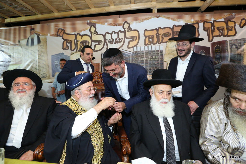 אלפים הקבילו את פני הגר"ש עמאר. תיעוד