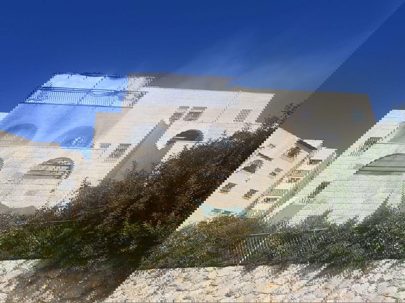 סוכה התלקחה, דירה נשרפה ארבעה נפצעו