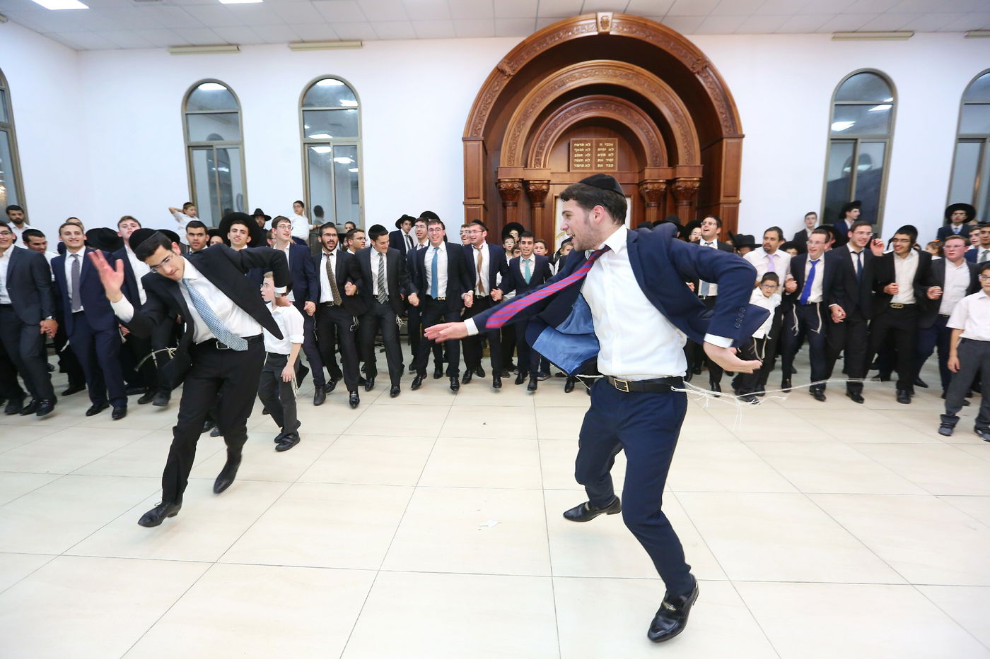 שמחת בית השואבה ב"באר התורה". צפו