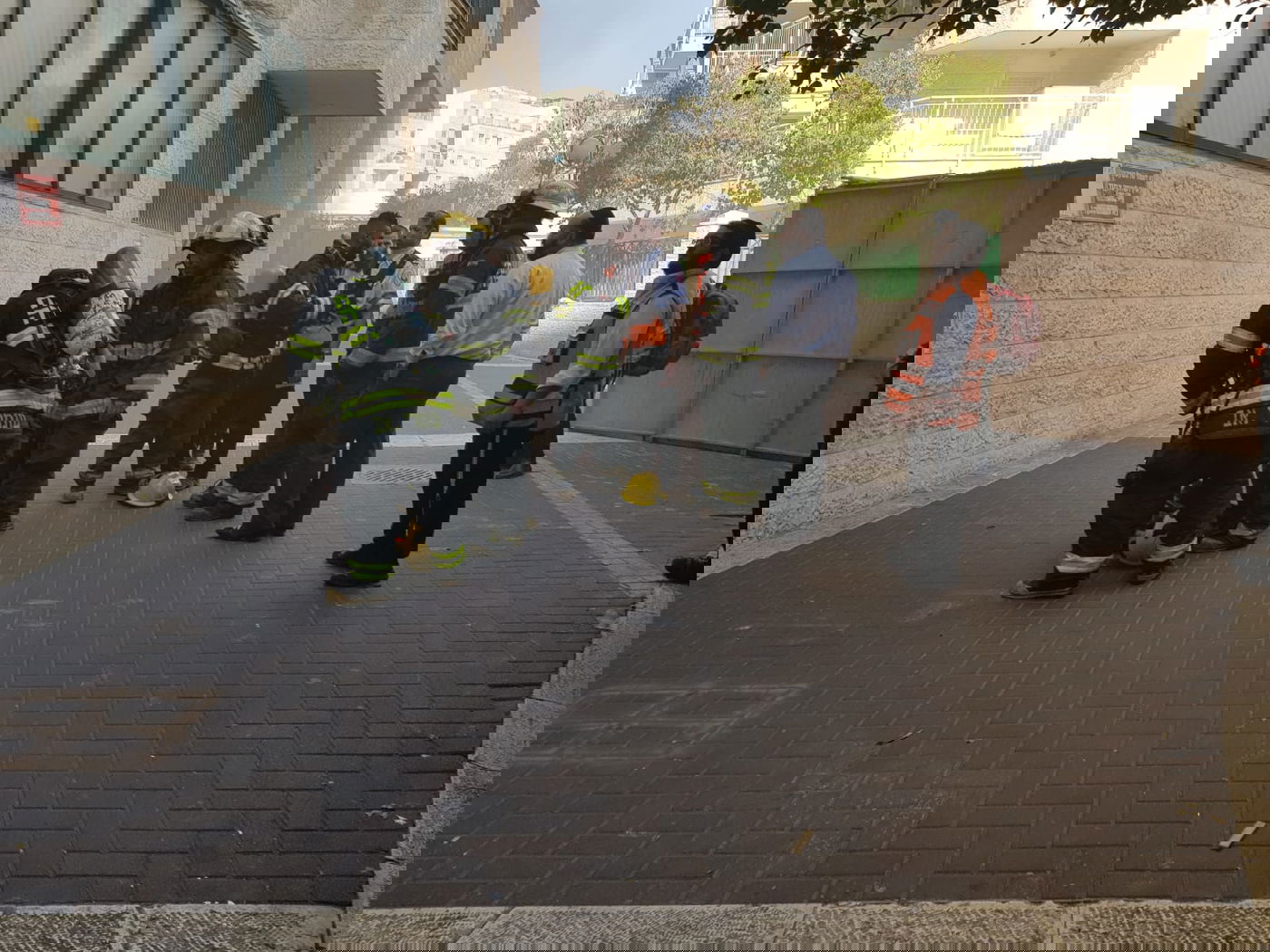 שריפה בבניין בגני גאולה; ילד נפצע קל