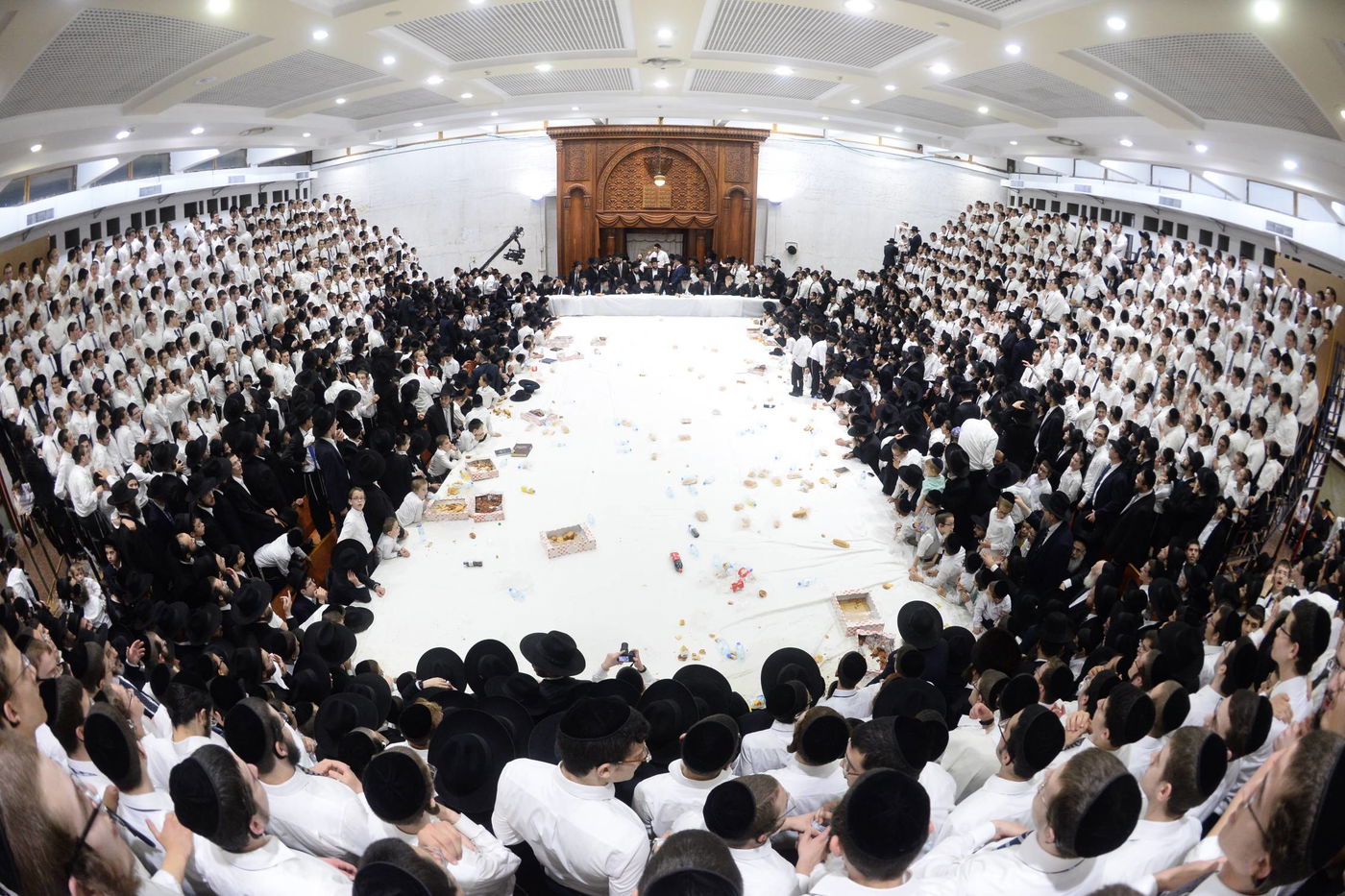 טיש נעילת החג. ארכיון