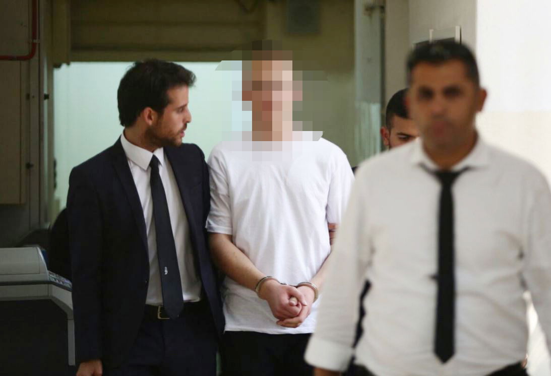 הדוקר עם עורך דינו בבית המשפט