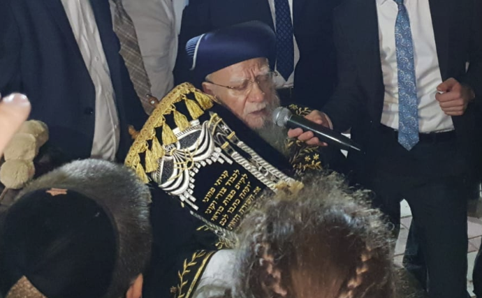 צפו: זקן הראשונים לציון שמח בשמחת התורה