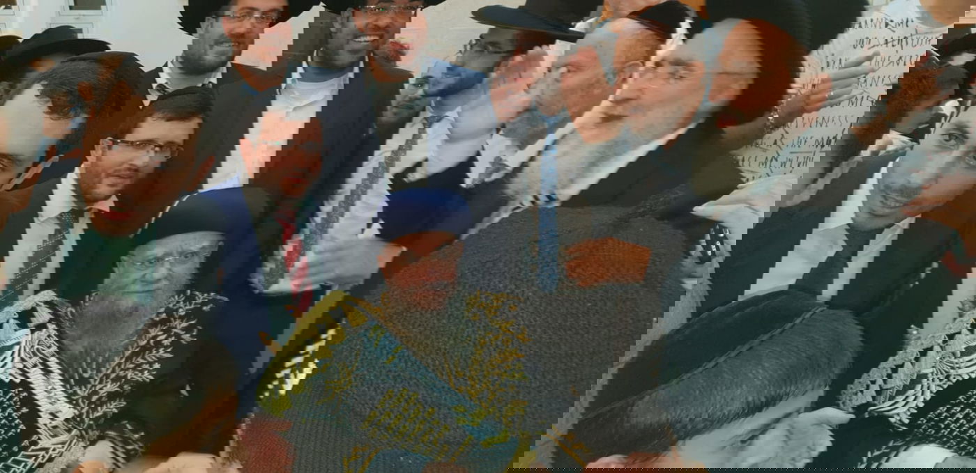 צפו: זקן הראשונים לציון שמח בשמחת התורה