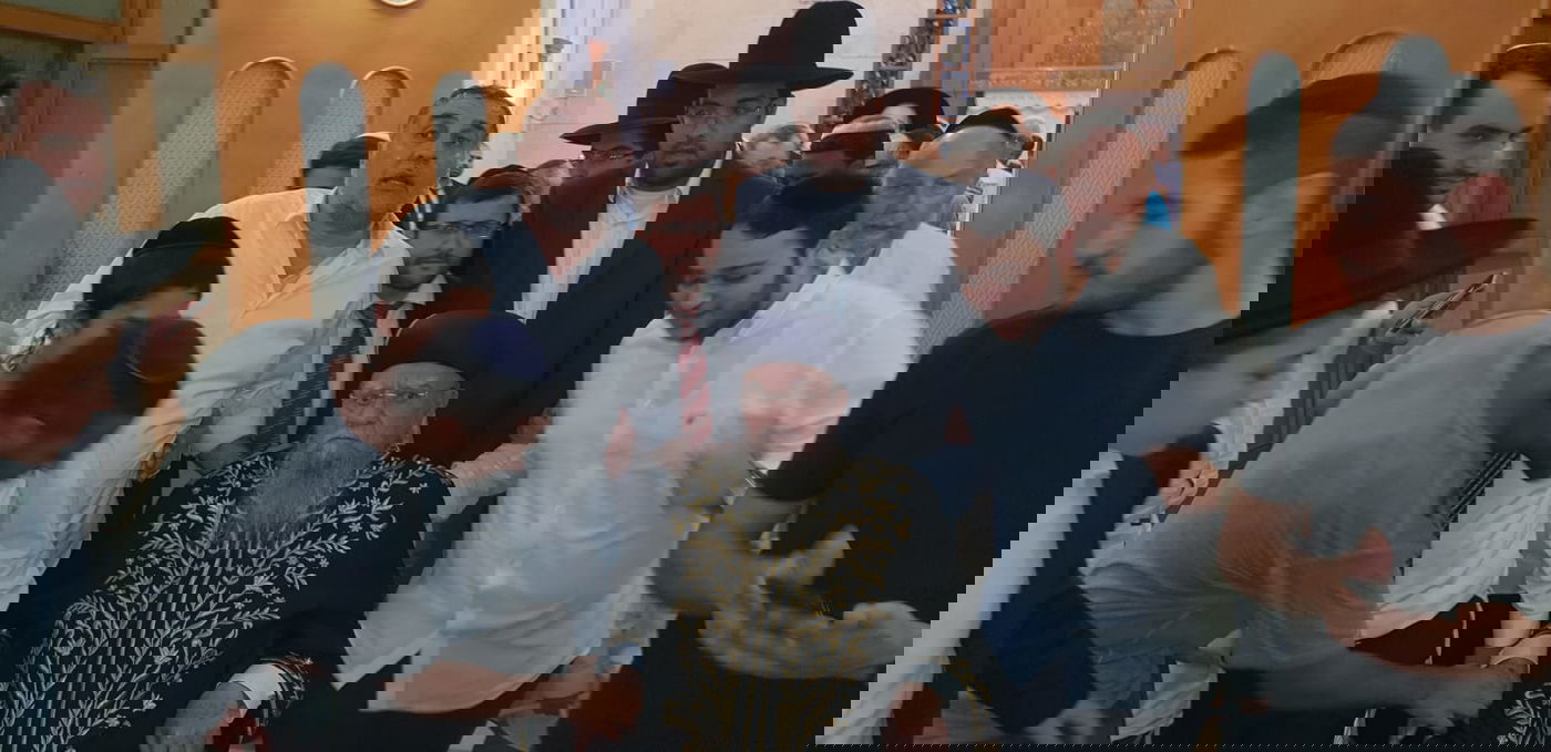 צפו: זקן הראשונים לציון שמח בשמחת התורה