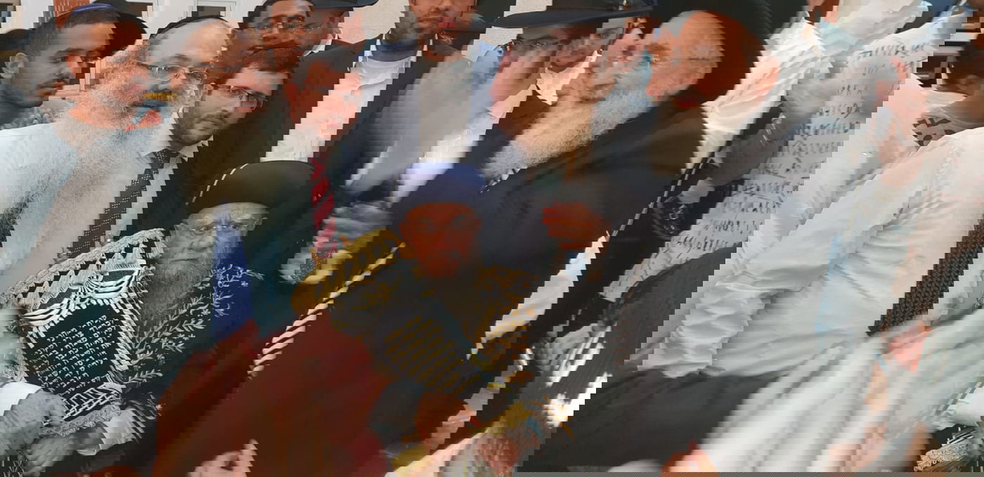 צפו: זקן הראשונים לציון שמח בשמחת התורה