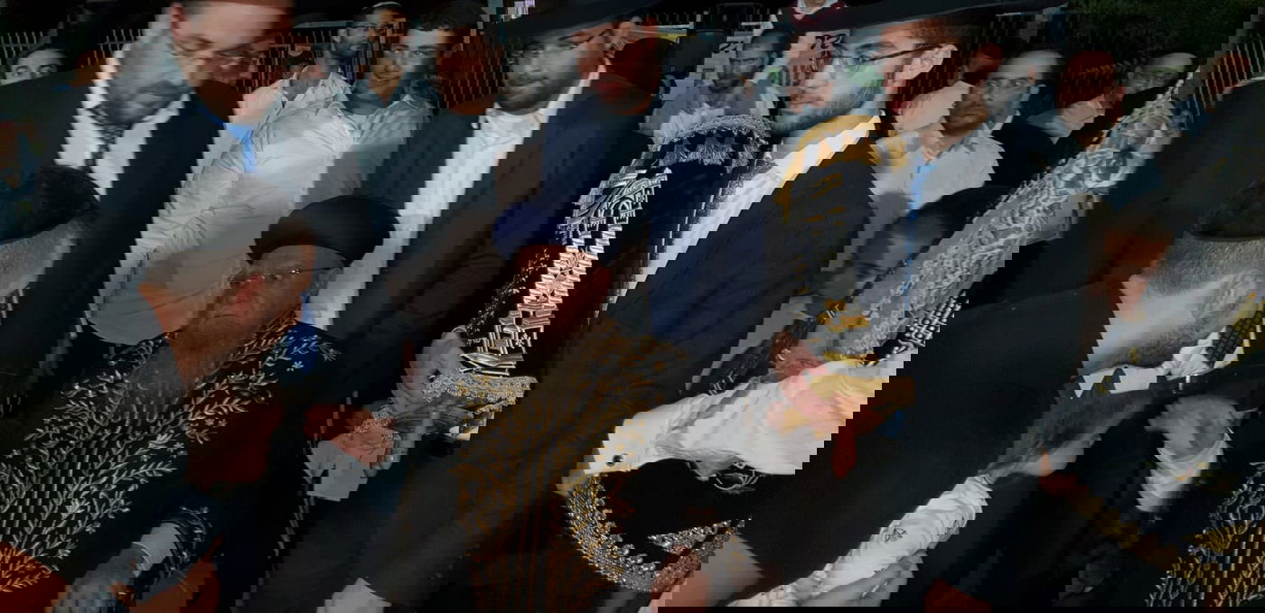 צפו: זקן הראשונים לציון שמח בשמחת התורה