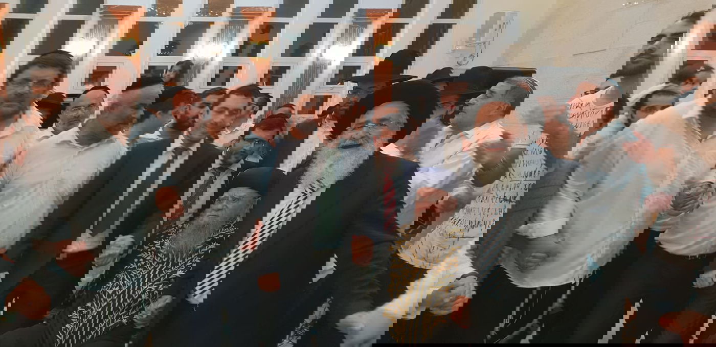 צפו: זקן הראשונים לציון שמח בשמחת התורה