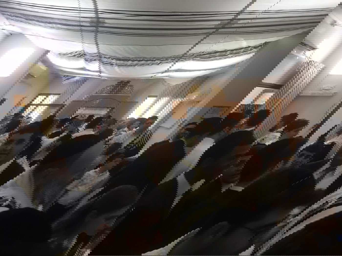 הנכרי תיעד בשמחת תורה: "כל הנערים" לעשרות תינוקות