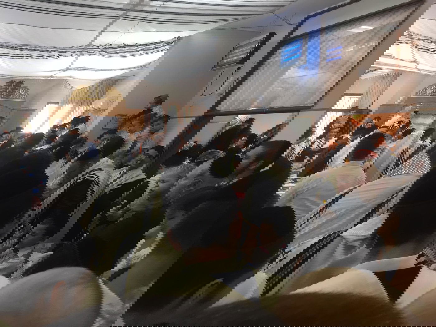 הנכרי תיעד בשמחת תורה: "כל הנערים" לעשרות תינוקות