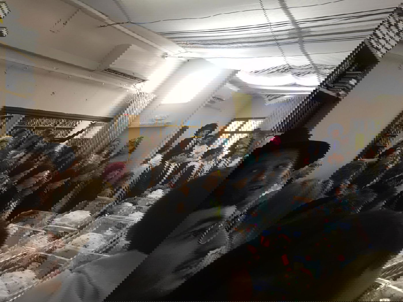 הנכרי תיעד בשמחת תורה: "כל הנערים" לעשרות תינוקות