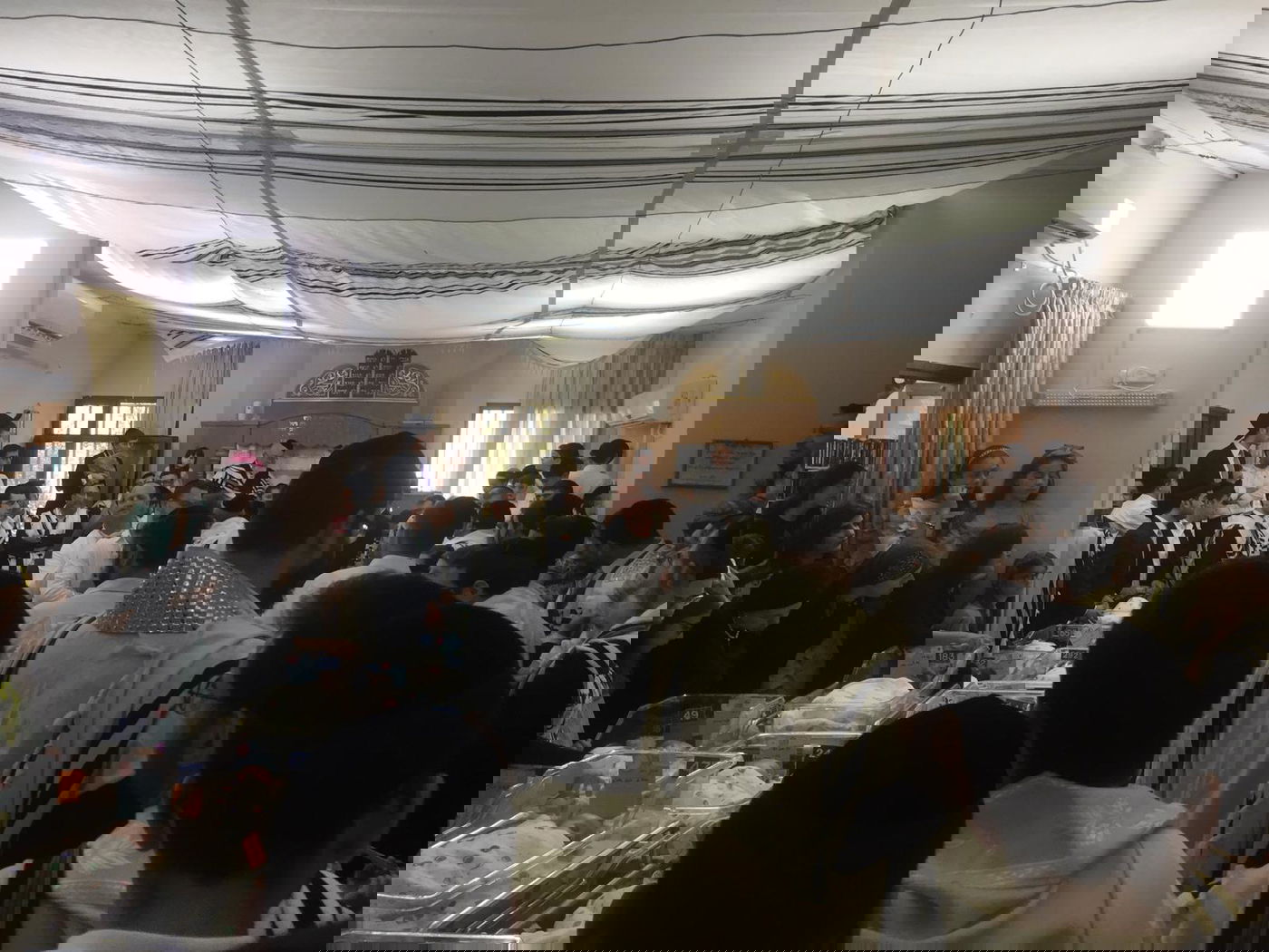 הנכרי תיעד בשמחת תורה: "כל הנערים" לעשרות תינוקות