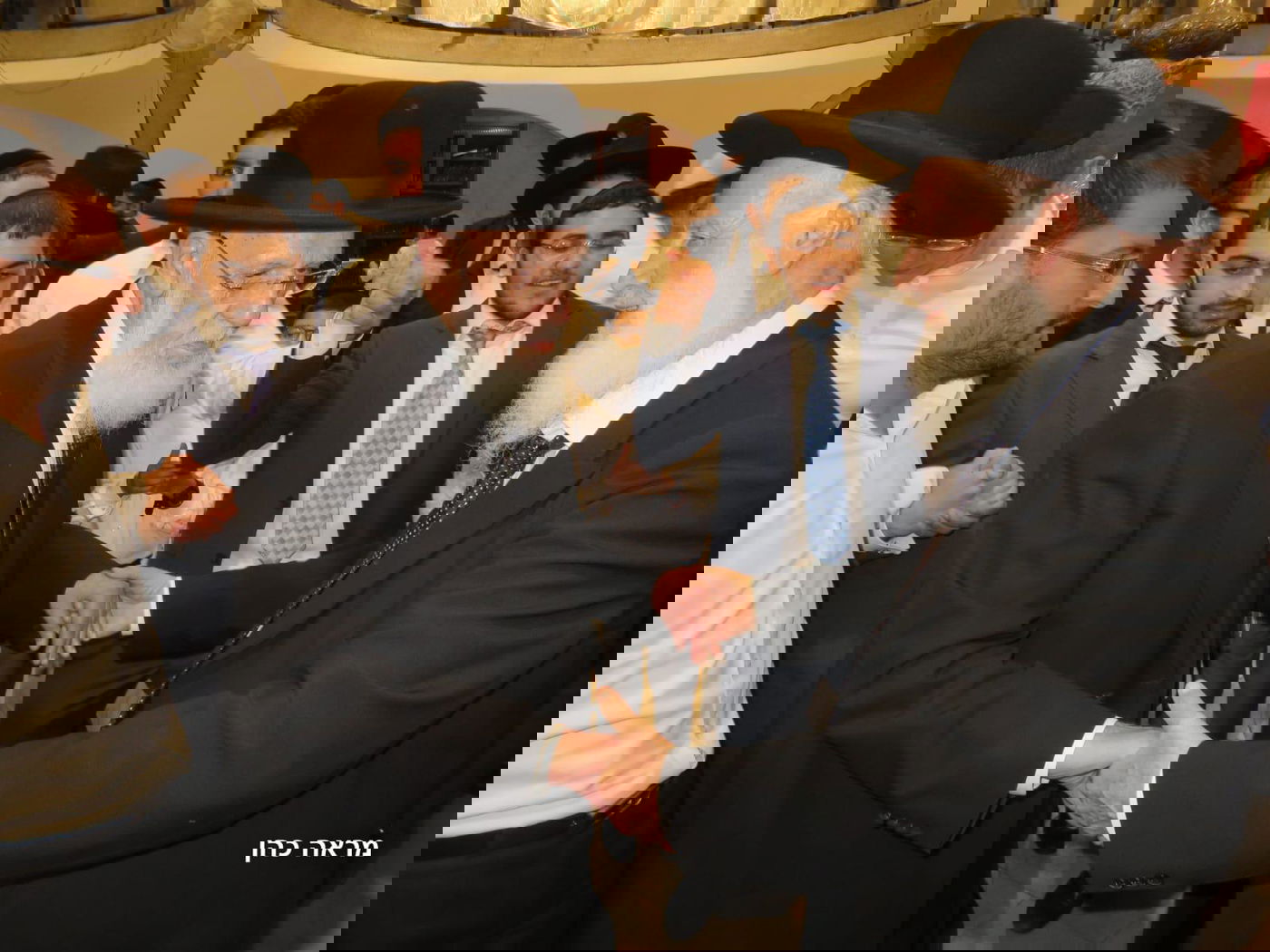 צפו: ראש הישיבה הגר"ש כהן שר בהקפות שניות