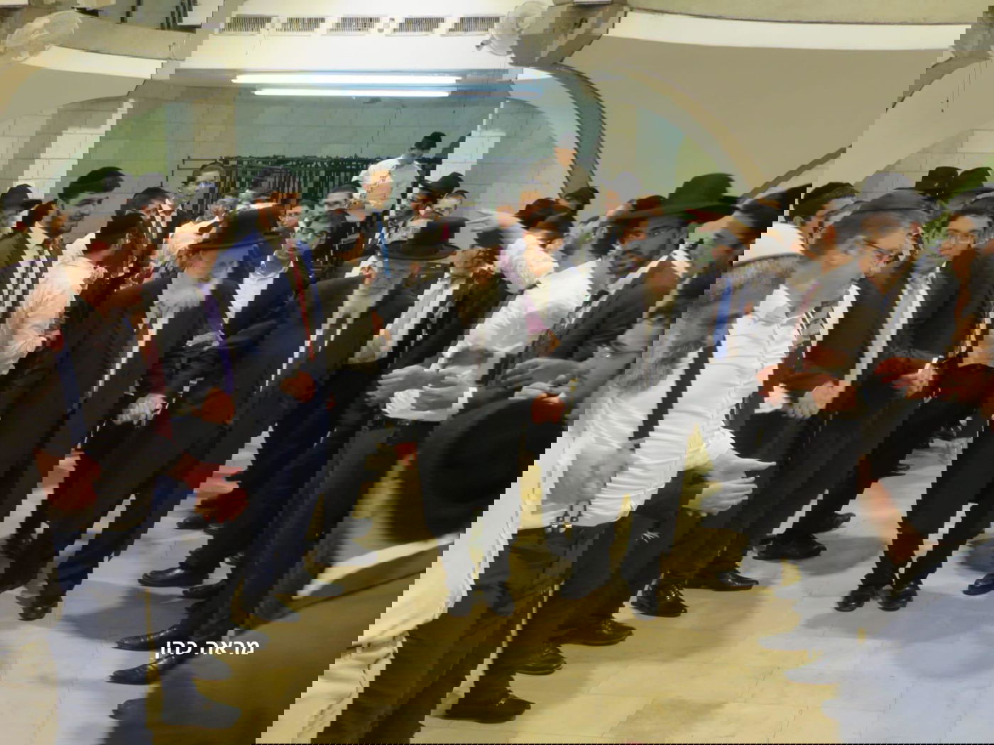 צפו: ראש הישיבה הגר"ש כהן שר בהקפות שניות