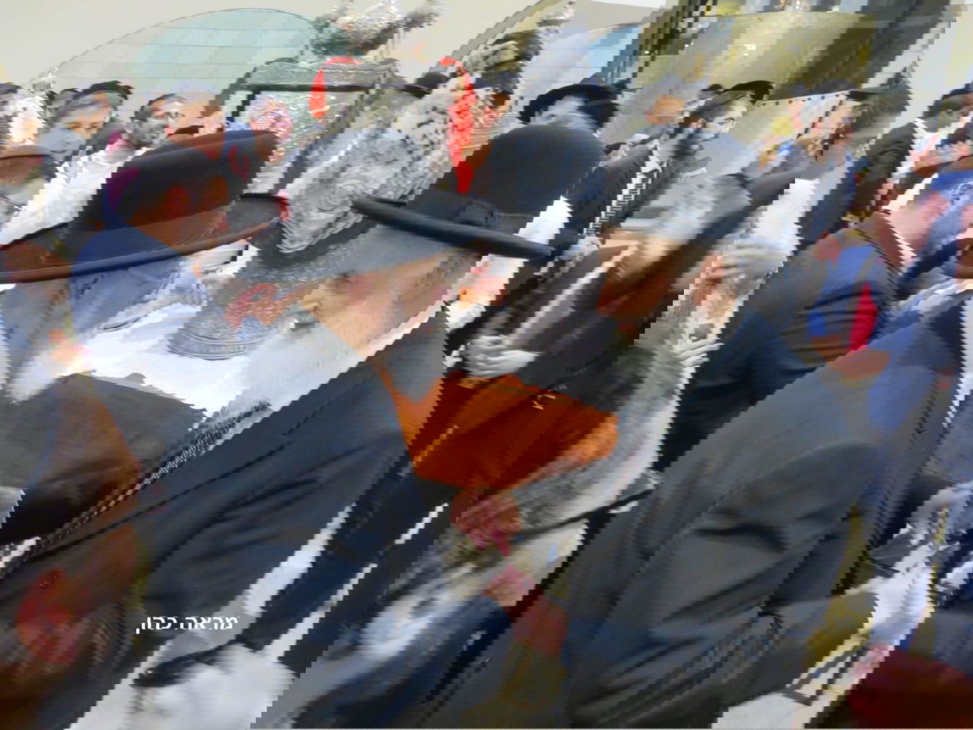 צפו: ראש הישיבה הגר"ש כהן שר בהקפות שניות