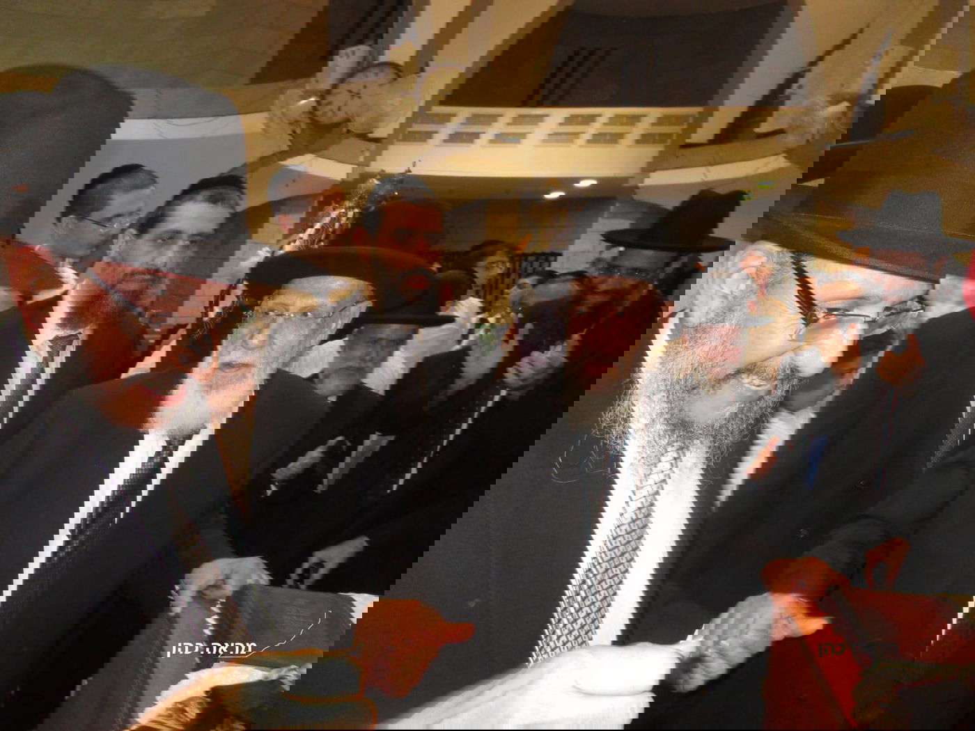 צפו: ראש הישיבה הגר"ש כהן שר בהקפות שניות