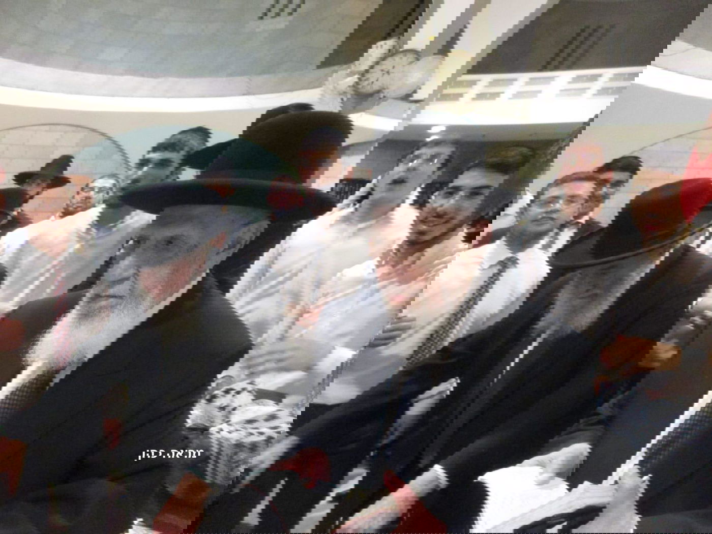 צפו: ראש הישיבה הגר"ש כהן שר בהקפות שניות