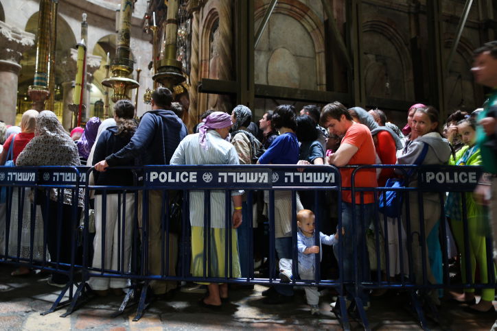 הכניסה לכנסייה שזקוקה לשיפוץ