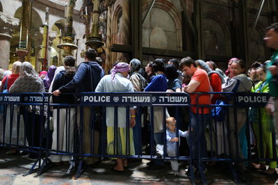 הכניסה לכנסייה שזקוקה לשיפוץ