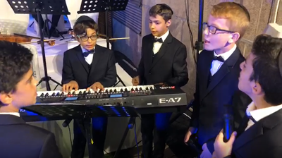 נתפסו במצלמה: ה'קינדרלך' שרים ישי ריבו