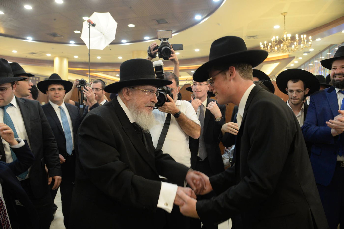 ראש ישיבת 'עטרת' חיתן את נכדתו • גלריה